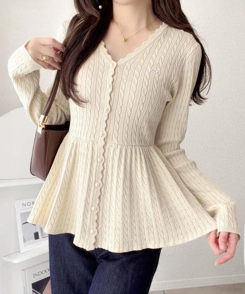 【mily bilet】いつものペプラムを、ケーブル編みで上品に。プレート付き パールボタン ケーブル編みペプラムニットカーディガン(長袖) mi1359059