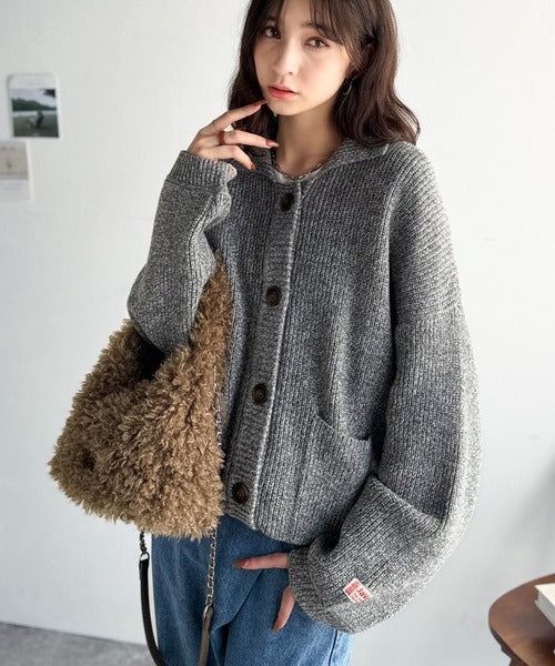 【mily bilet】ふわふわ感と高級感で、季節のおしゃれを格上げ。ロゴプレート使いプードルファーラウンドバッグ mi1179060