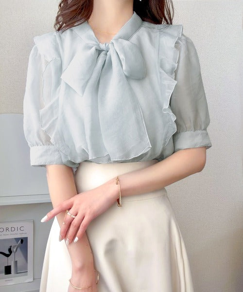 【mily bilet】一枚で主役級の存在感。女性らしさを引き立てるシアーブラウス。シアーフリルボウタイリボンブラウス(5分袖) mi1019153