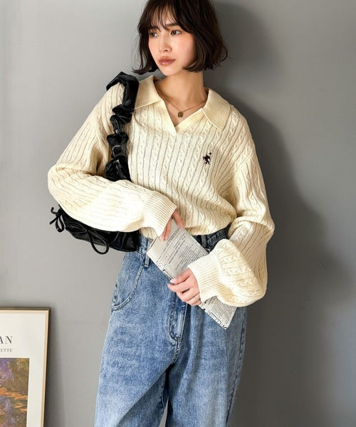 ”品よく華やぐ”。大人のマストバイニット。胸刺繍ケーブル編みポロ襟スキッパーニット ce1050308
