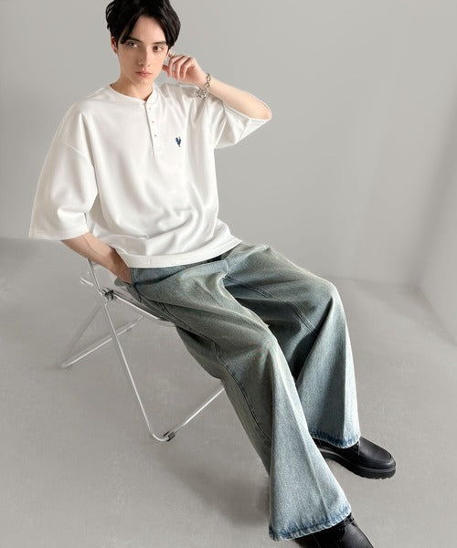 「大人びた遊び心。」刺繍入りハイクオリティダブルフェイス素材バンドカラーポロシャツ／Embroidered High-Quality Double Face Band Collar Polo co1150027