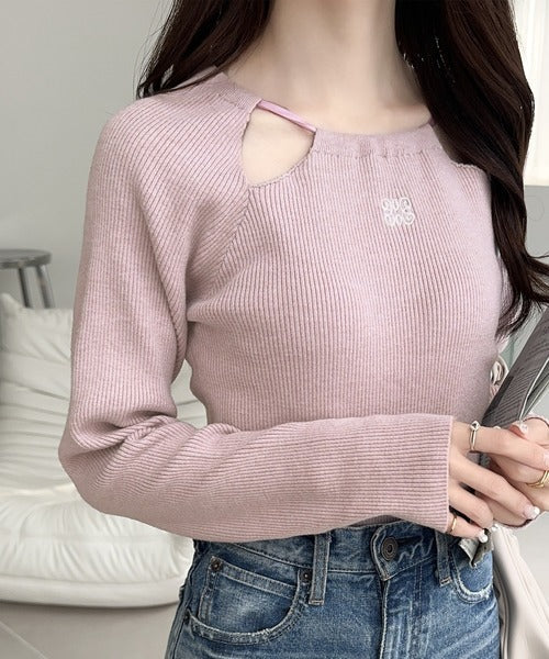 【mily bilet】程よい甘さと女性らしさを演出。テープリボン使い胸刺繍ニットプルオーバー mi1029082