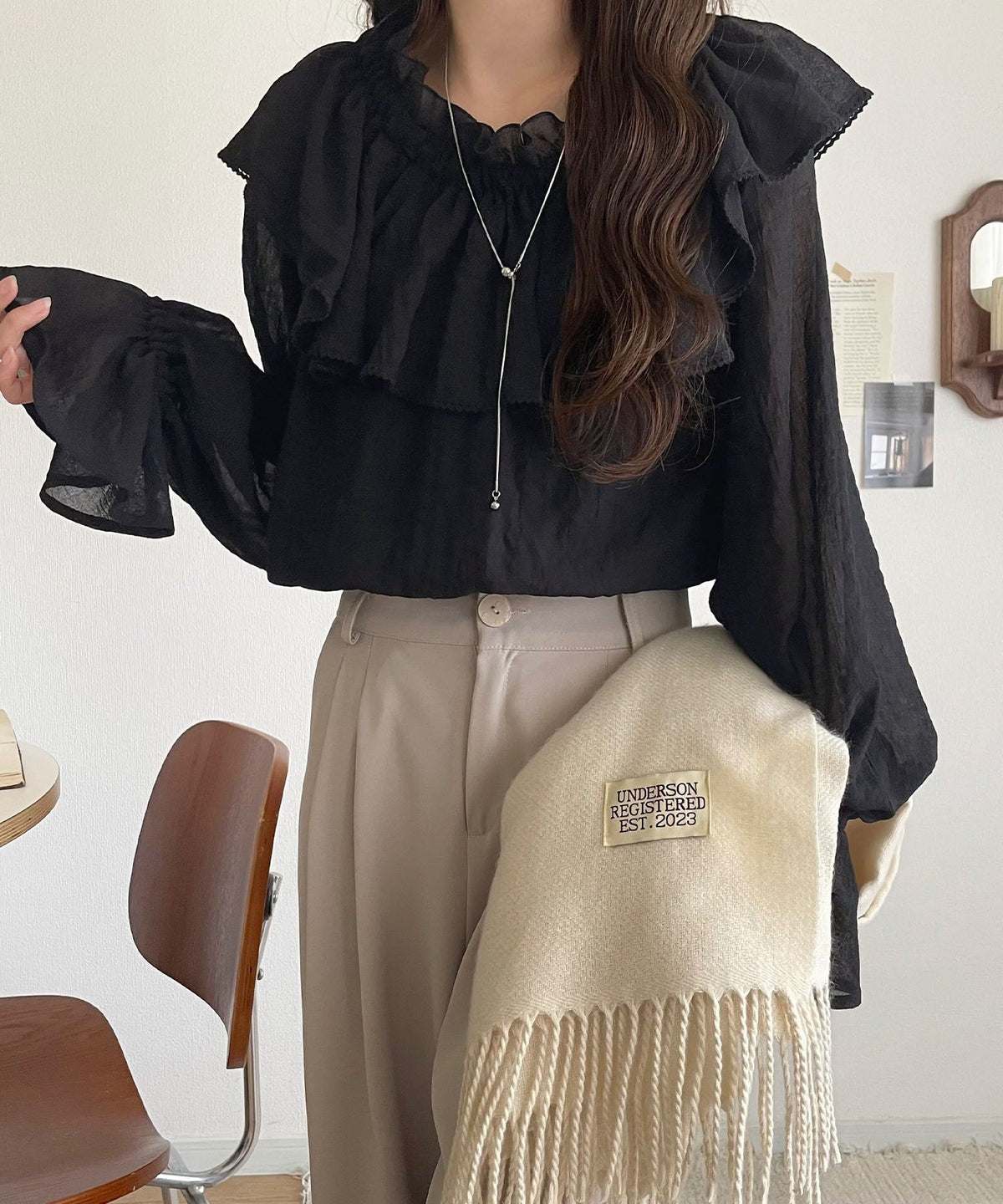 【mily bilet】ふんわりシルエットが魅せる、上品フェミニンスタイル。前後2WAYピコレース使いフリル襟コットンボイルブラウス mi1019099