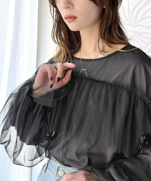 大人カジュアルからフェミニンスタイルまで大活躍。チュール重ねフリルプルオーバー（長袖） ce1330025