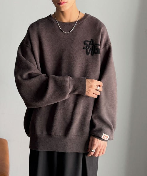 《JaVaジャバコラボ》立体編みで飾る個性。サガラ刺繍風ロゴオーバーサイズニット jm1050332