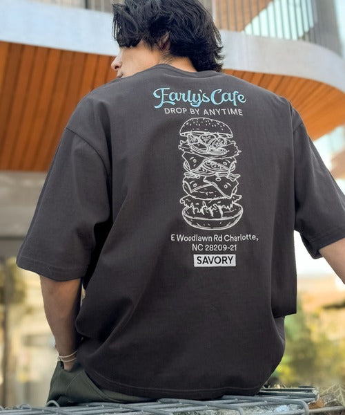 《JaVaジャバコラボ》遊び心のあるカフェロゴが映えるバックプリントT。刺繍使いハンバーガーデザインTシャツ jo1320016