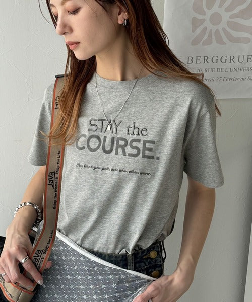 【sustaina+】シンプルなのに格上げ感抜群。オーガニックコットン100%前後2wayロゴ刺繍＆フロッキーTシャツ(半袖) ce1260399