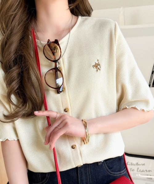 小さめ刺繍の上品さで、ラフなのにきれい見え。胸刺繍メロウワッフルカーディガン（半袖） ce1110192