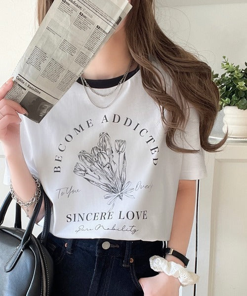 トレンドのディテールが魅力。シルケットフラワーカーブロゴリンガー半袖Tシャツ ce1020196
