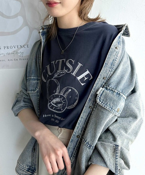 毎日のスタイルを楽しく彩る。前後2way裾ドロストフルーツグラフィックTシャツ ce1050269