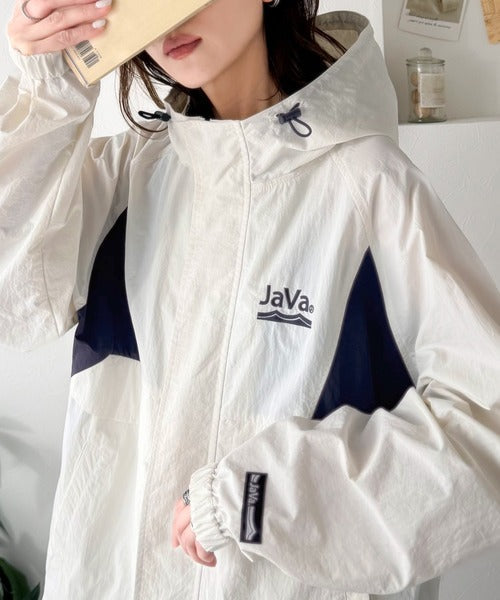 《JaVaジャバコラボ》軽やかに魅せる、スポーティモード。サイド配色切替ナイロン100％パーカー jv1265037