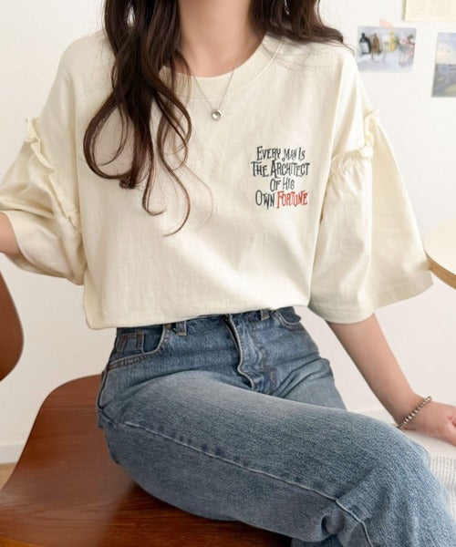 ほどよい甘さと抜け感を。大人かわいい綿100%袖フリル胸刺繍トップス(半袖) ce1020338