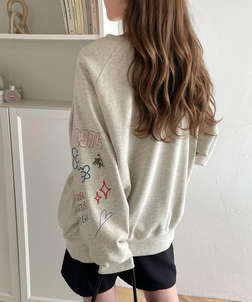 ハンドメイド風刺繍に釘付け。前後2wayランダム袖刺繍裏起毛スウェット ce1050222