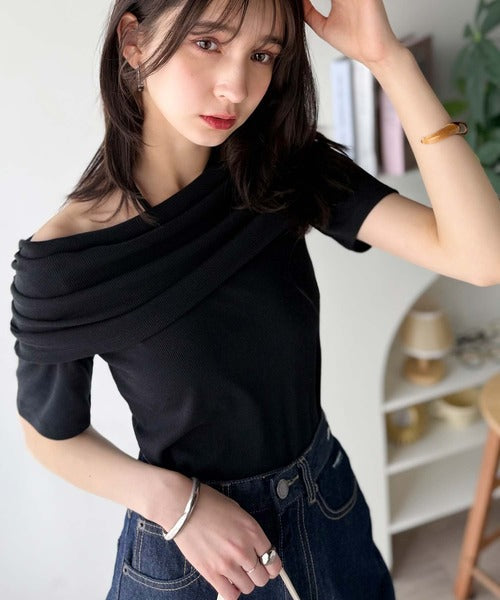 視線を奪う、美デコルテ。華奢見えを叶える、絶妙ドレープが◎ タイ付き五分袖オフショルトップス ce1240086