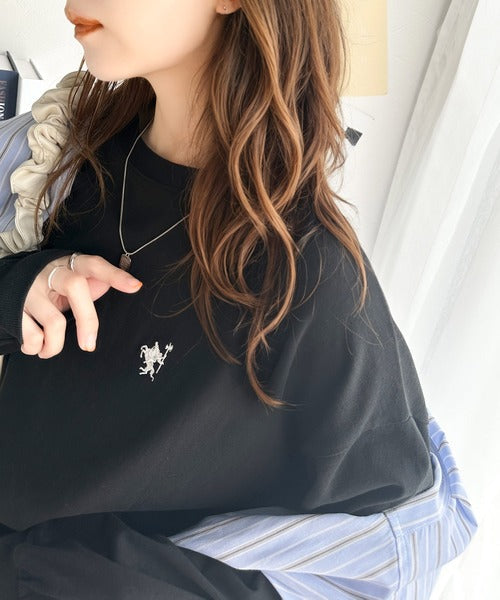 大人カジュアルスタイルに。綿100％着心地抜群の胸刺繍クルーネック長袖Tシャツ ce1050215