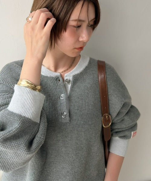 《JaVaジャバコラボ》ふっくら、袖たっぽり。ワッフル編みヘンリーネックオーバーサイズ配色ニット jv1350022