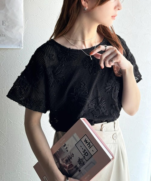 大人のおしゃれ度ワンランクアップ。チュールフラワーコード刺繍半袖Tシャツ ce1260429