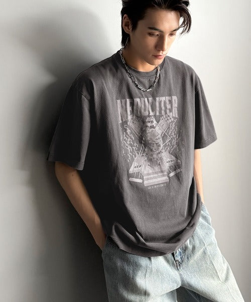 「1着でキマる。」ピグメント加工マットグラフィック柄Tシャツ / Pigment-Washed Matte Graphic T-Shirt co1150028