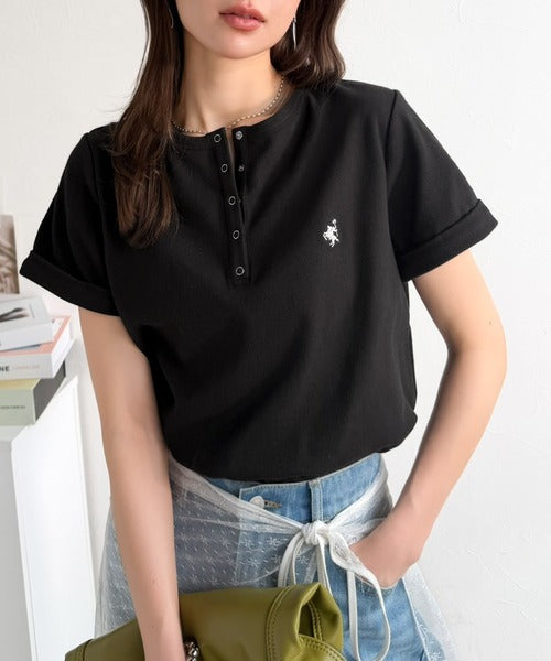 すっきり華奢魅せ。袖ロールアップ胸刺繍入りヘンリーネックリブTシャツ (半袖) ce1410009