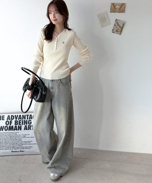 【mily bilet】こんなの、毎日着ちゃうよね？ロゴ刺繍スカラップヘンリーネックリブニット (長袖) mi1359089