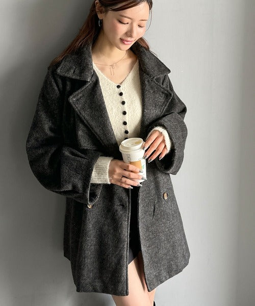 【mily bilet】どの角度から見てもかわいく冬のスタイルを格上げ。フェザーショートシャギーバックル使いコート（ミドル丈） mi1019096