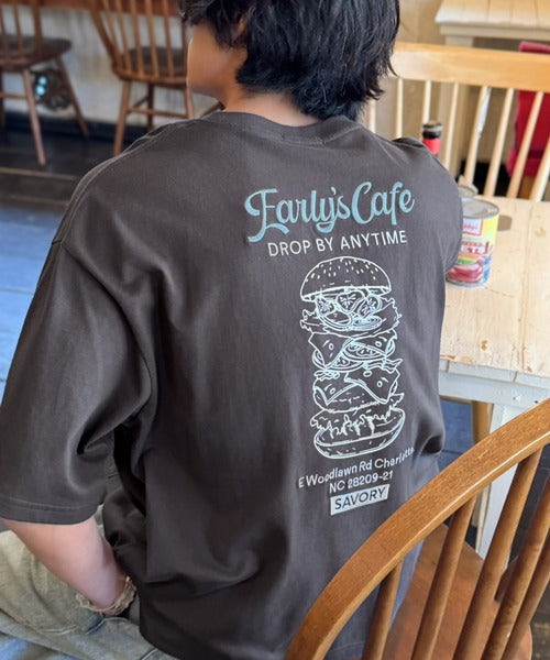 《JaVaジャバコラボ》遊び心のあるカフェロゴが映えるバックプリントT。刺繍使いハンバーガーデザインTシャツ jo1320016