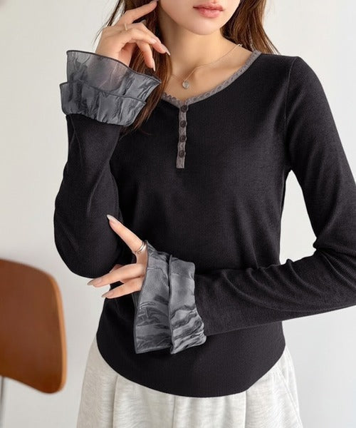【mily bilet】大人フェミニンを叶える。袖フリルレースヘンリーネックトップス mi1359050