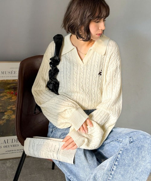 ”品よく華やぐ”。大人のマストバイニット。胸刺繍ケーブル編みポロ襟スキッパーニット ce1050308