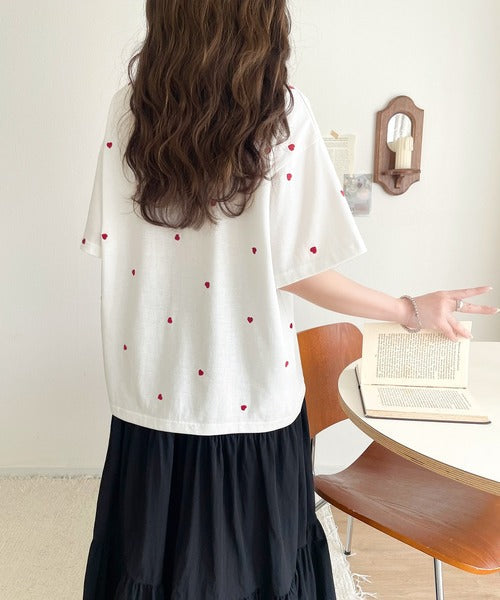 《JaVaジャバコラボ》春夏のカジュアルに、大人の“可愛い”をプラス。ミニハート刺繍Tシャツ（半袖） jv1010470
