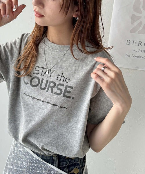【sustaina+】シンプルなのに格上げ感抜群。オーガニックコットン100%前後2wayロゴ刺繍＆フロッキーTシャツ(半袖) ce1260399