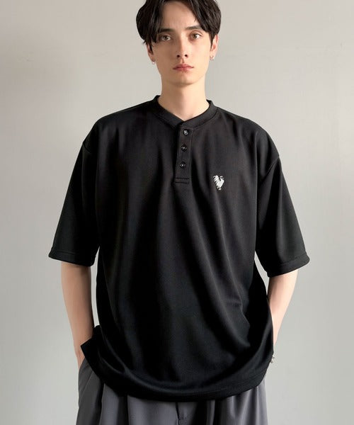 「大人びた遊び心。」刺繍入りハイクオリティダブルフェイス素材バンドカラーポロシャツ／Embroidered High-Quality Double Face Band Collar Polo co1150027