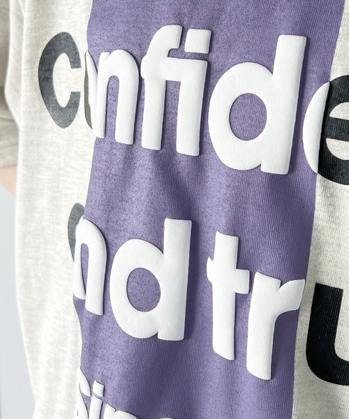 立体感のある発泡プリントがこなれ感たっぷり。立体ロゴプリント配色Tシャツ ce1010308