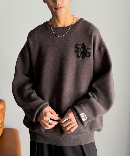 《JaVaジャバコラボ》立体編みで飾る個性。サガラ刺繍風ロゴオーバーサイズニット jm1050332