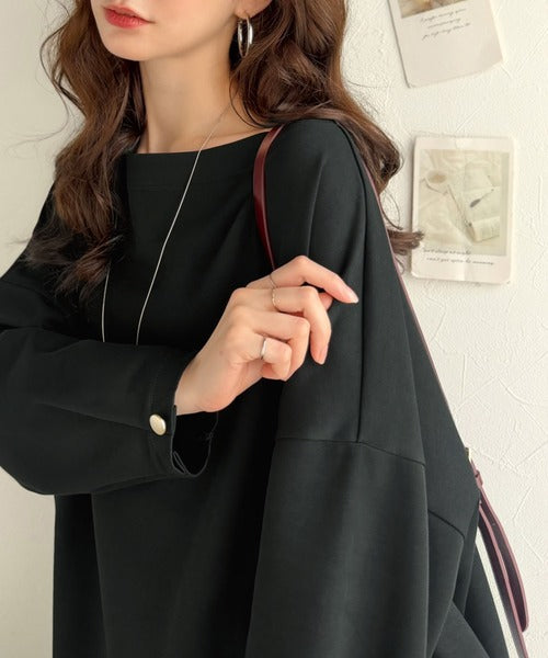 一枚で、品よく華奢見え。袖タック×マットゴールドボタン使い ボートネックポンチ素材プルオーバー（長袖） ce1260639