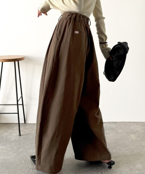 《JaVaジャバコラボ》カーブで魅せる、抜け感シルエット。綿100％コットンツイルバレルレッグタックパンツ jv1240111