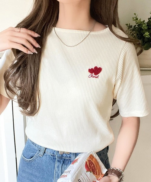 胸元にキュン。ハートサガラ刺繍テレコリブ素材ボートネックTシャツ（半袖） ce1330019