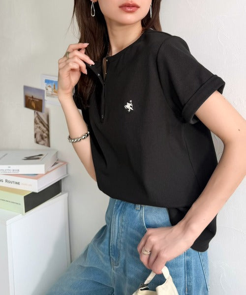 すっきり華奢魅せ。袖ロールアップ胸刺繍入りヘンリーネックリブTシャツ (半袖) ce1410009
