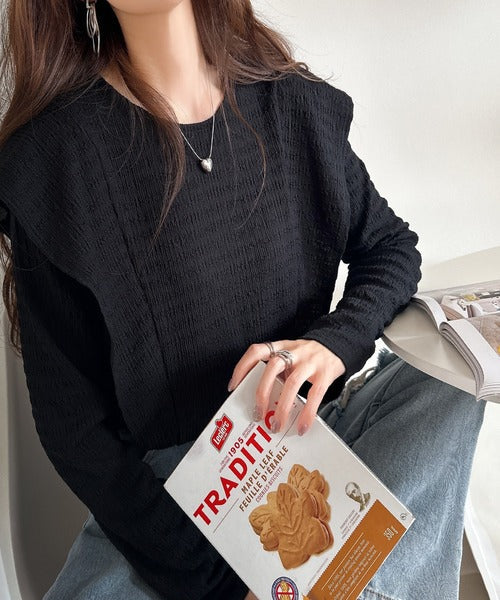 女性らしさとスタイリッシュさを演出する、ジャガード素材ラッフルフリルショルダープルオーバー ce1010347
