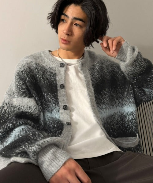 《JaVaジャバコラボ》ニュアンスに酔いしれる。グラデーションボーダー柄クルーネックカーディガン jo1150110