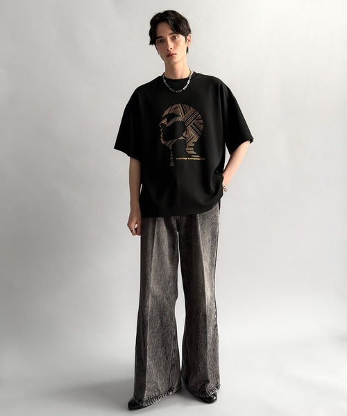 「視線を独り占め。」フェイスグラフィックオーバーサイズTシャツ／Face Graphic Oversized Double-Knit T-Shirt co1010006
