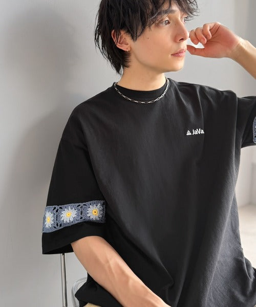 《JaVaジャバコラボ》袖先に遊びと清涼感を。袖クロシェ編み 配色切り替えデザインTシャツ jo1150094