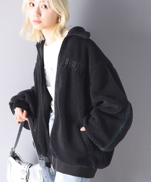 《Javaジャバコラボ》スポーティな印象を放つ。サイドライン胸刺繍ボリュームダブルジップボアブルゾン jv1019048