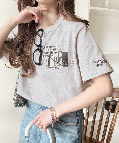 ラフでも品格、シンプルでも存在感。オーガニックコットン混 綿100％ グラフィック飛び刺繍フォトTシャツ（半袖） ce1260537