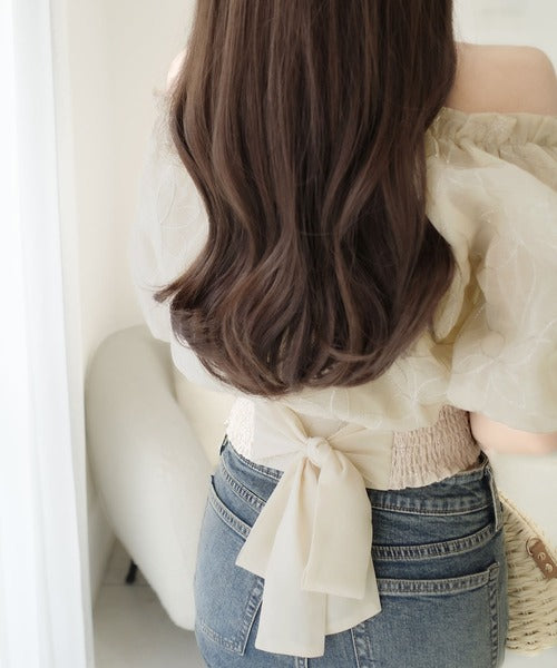 【mily bilet】あなたのスタイルにさらなる魅力をプラス。オフショル2WAY花柄コード刺繍バックリボンブラウス mi1139077