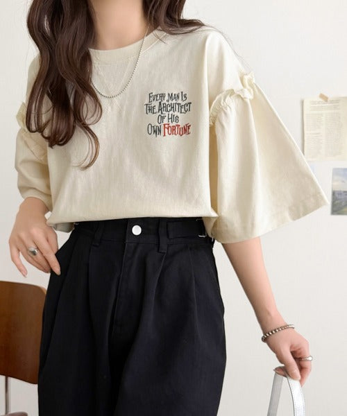 ほどよい甘さと抜け感を。大人かわいい綿100%袖フリル胸刺繍トップス(半袖) ce1020338