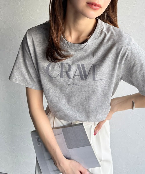 【sustaina+】垢抜けた大人カジュアル。オーガニックコットン100％フロッキーロゴプリントTシャツ ce1260398