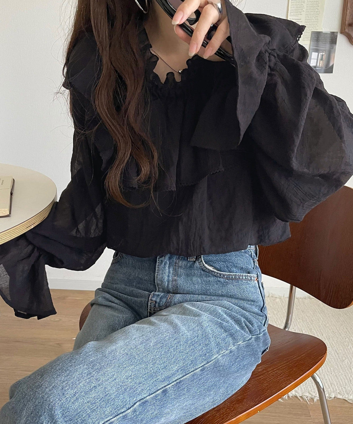 【mily bilet】ふんわりシルエットが魅せる、上品フェミニンスタイル。前後2WAYピコレース使いフリル襟コットンボイルブラウス mi1019099