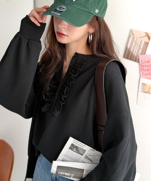 《JaVaジャバコラボ》ラフなのに、ほんのり甘い。ワッフルフリルヘンリーネックトップス（オーバーサイズ） jv1020409
