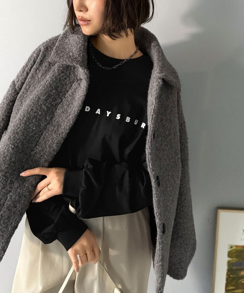 大人の上品カジュアルを楽しむ。ゆったりシルエット 綿100％シルケット風シンプル英字ロゴTシャツ（長袖） ce1330048