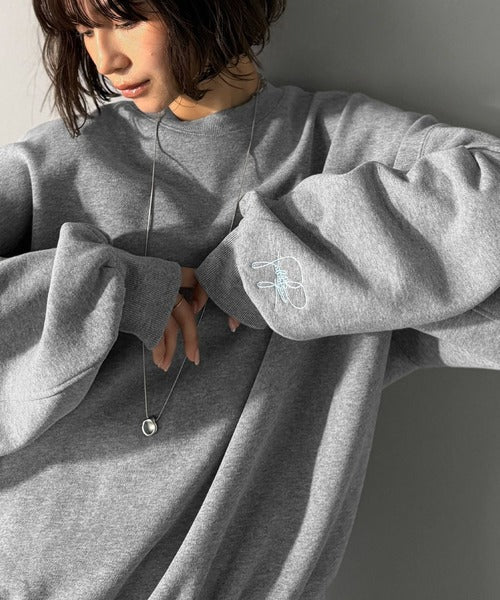 袖先のさりげない刺繍がアクセント。サインロゴ刺繍裏起毛スウェット ce1260464